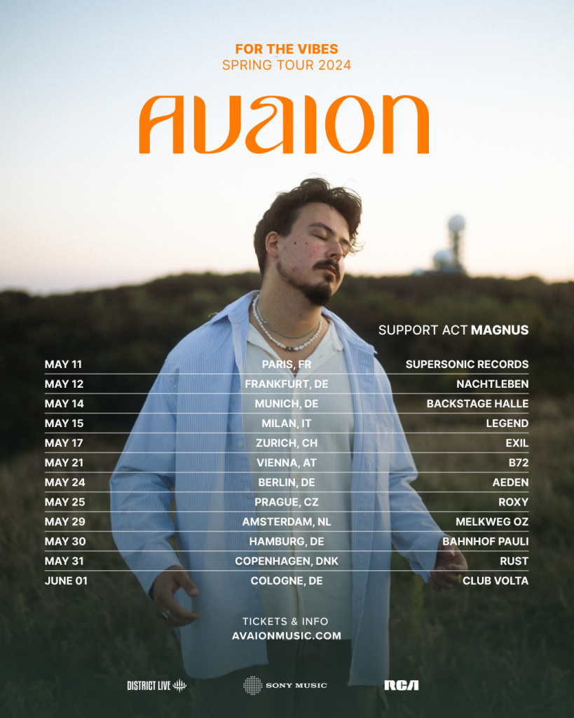 Der DJ Avaion geht auf Tour durch ganz Europa. Auf diesem Poster stehen alle Tourdates. Unteranderem Paris, Frankfurt, Milan, Vienna, Berlin, Prague, Amsterdam, Cologne. Avaion ist auf dem Poster im Hintergrund. Die Schrift ist weiß & orange.